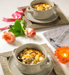 Funghi e provolone in cocotte (per 2 persone)