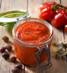 Conserva de salsa de tomate con aceitunas