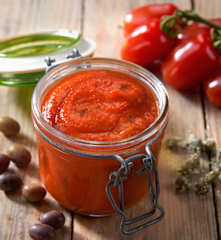 Conserva di pomodoro con olive