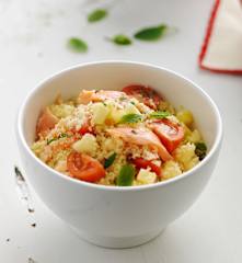 Lombo de salmão com crosta de ananás e cuscuz tropical