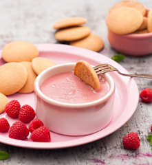 Fondue malinowe z biszkoptami