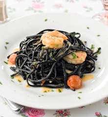 Esparguete preto com camarão