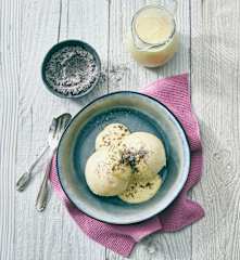 Pampuchy z cukrem makowym i budyniowym sosem waniliowym