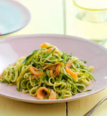 Linguini de curgete com salmão fumado e pesto