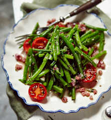 Bohnen-Tomaten-Salat mit Speck