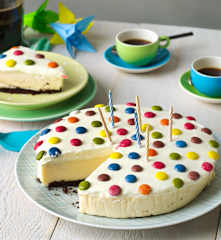 Tarta de cumpleaños de chocolate, vainilla y queso