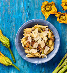 Pennette salsiccia e fiori di zucca