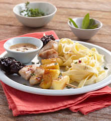 Brochette de lapin, pomme et pruneau