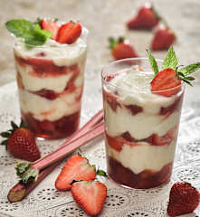 Vrstvený dezert s rebarborou a jahodami