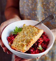Macadamia-Parmesan-Forelle mit Rote-Bete-Salat
