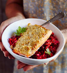 Pavé de truite en croûte de parmesan et noix de macadamia, salade de betterave