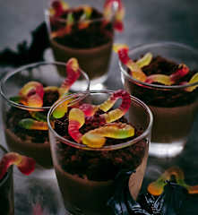 Vasetti con lombrichi gommosi