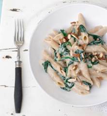 Massa com espinafres e bechamel de amêndoas