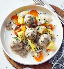 Bratwurst-Klopse mit Pilzsauce, Kartoffeln und Möhren