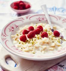 Süße Milchsuppe mit Himbeeren
