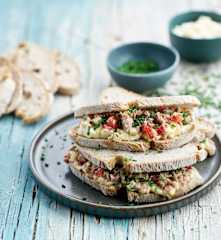 Sanduíche de atum, tomate e pepino
