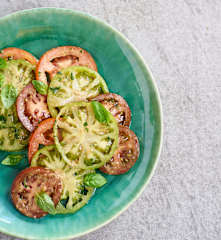 Salada de tomate com vinagreta de framboesa