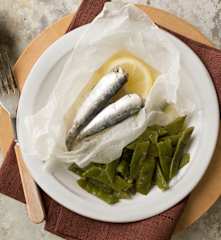 Judías verdes rehogadas y sardinas en papillote