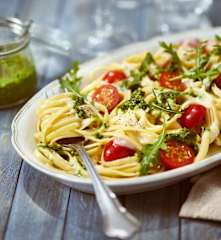 Nudeln mit Käsesauce, Pesto und frischen Tomaten