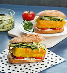 Hamburguesas de bacalao a la cúrcuma con mojo de cilantro
