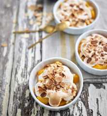 Pêssego com merengue e amêndoa torrada