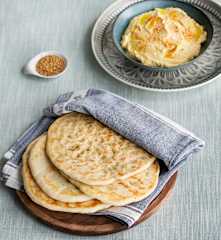 Pan naan con hummus