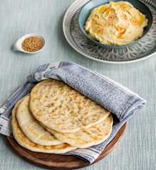 Naan Bread with Hummus (Hestan Cue™)