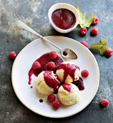 Glace au litchi, coulis de framboise