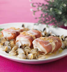 Medalhões de pescada com vinho branco e berbigão