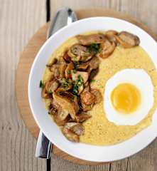 Polenta aux cèpes, œuf au plat