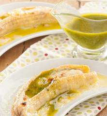 Plátanos asados con queso y mojo verde