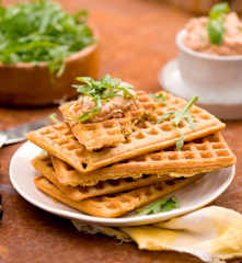 Gofry jaglane z pastą z suszonych pomidorów i rukolą