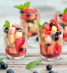 Macedonia de frutas al calvados en papillote