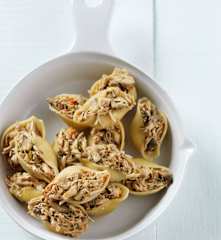 Conchas de frango e tomate