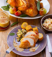 Truthahn mit Corn Bread Stuffing, Maiskolben und Coleslaw