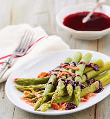 Espárragos con salsa de jamiaca