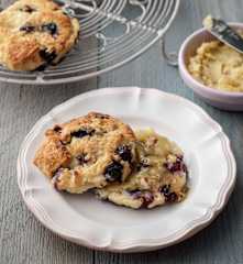 Scones ai mirtilli con burro di noci e miele