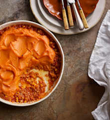 Empadão de atum e molho arrabiata com puré de batata-doce
