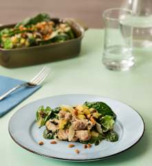 Pollo con espinacas, manzana y pasas para dos