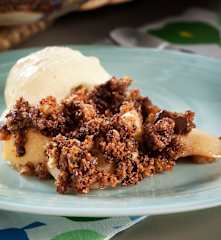 Crumble de pera com chocolate