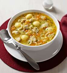 Hühner-Nudel-Suppe mit Käseklößchen