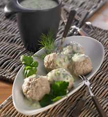 Fleischbällchen in Kräutersauce