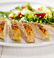 Kuřecí prsa s lehkým bramborovým salátem