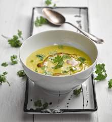 Kukuřičná kari polévka s kokosovým mlékem