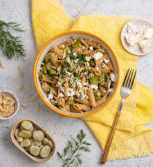 Makaron z bobem, serem feta i migdałami