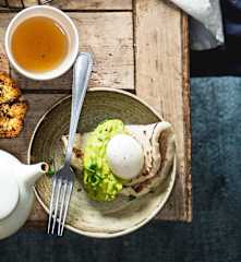 Petits pains plats, purée d'avocat et œufs