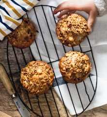 Muffins au granola, poire et raisins secs