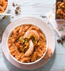 Pasta de lenteja roja con berenjena asada y langostinos
