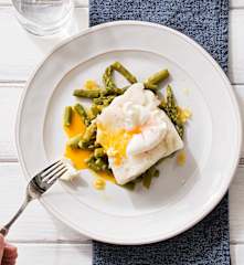 Bacalao fresco con espárragos y huevos poché