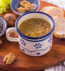 Zuppa di noci e sedano